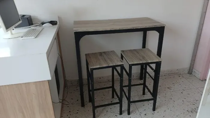 mesa com duas banquetas altas 