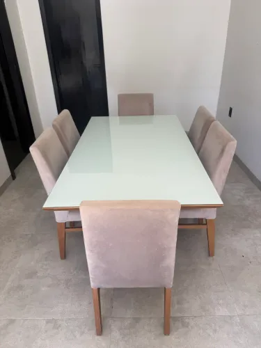 Mesa de madeira e vidro com 6 cadeiras acochoadas