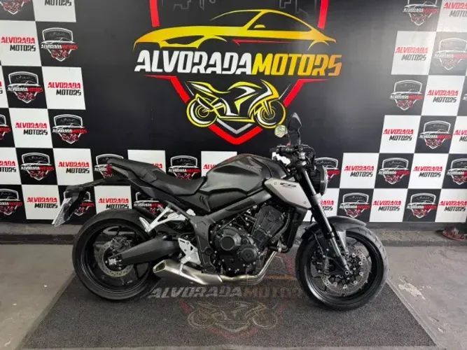 CB 650R 2024 3.500 km. Emplacada e à pronta entrega