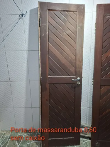 Vendo bancada de granito com pia, porta de Massaranduba, blindex para banheiro.