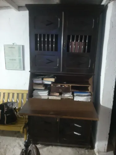 Vendo um lindo armário escrivaninha antiga