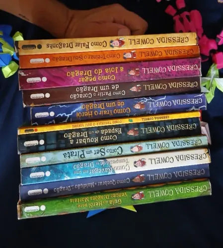 Coleção 11 livros da série como treinar seu dragão. Cressida Cowell. Livros = Filme.