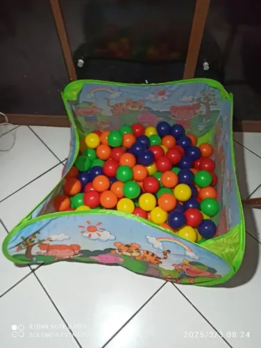 Vendo Piscina com 80 Bolinhas - R$ 100,00 Zap *