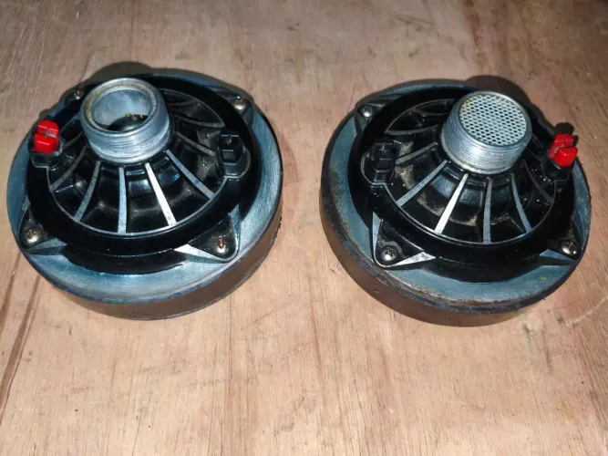 Par Driver JBL Selenium D250 Trio de 200W RMS e 8 Ohms.