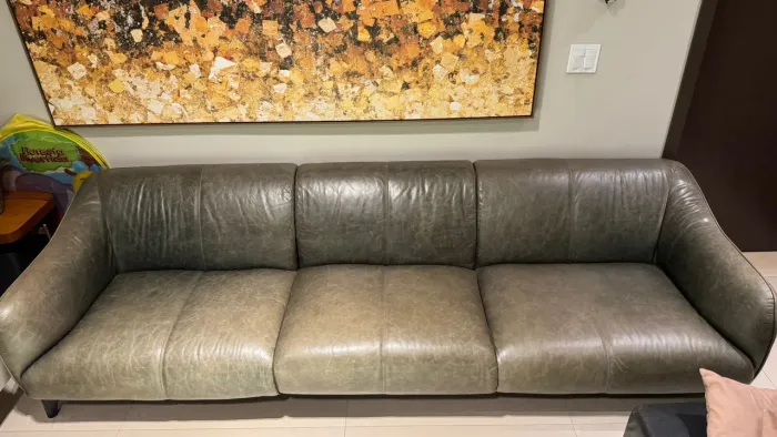 Sofá marca Salva em couro com 3 assentos