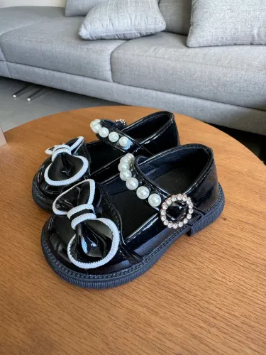 Sapato tamanho 18 preto e branco 