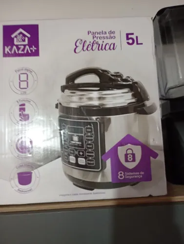 Uma panela de pressão elétrica nova
