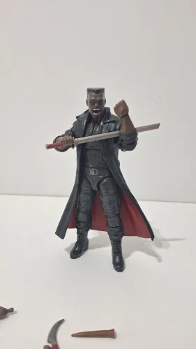 Marvel Legends Blade - faltando uma mão e pescoço desencaixado
