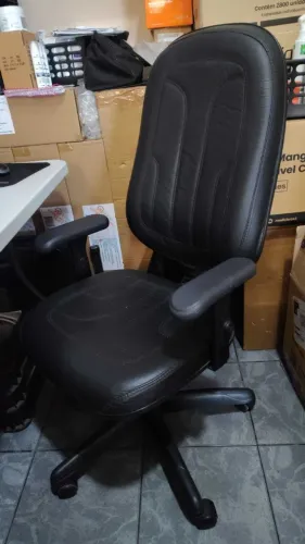 Cadeira de escritório giratória preta com braços
