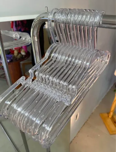Cabide de acrílico reforçado gaúcho com cava grande 