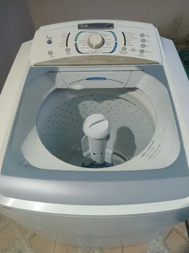 Máquina de lavar a Eletrolux.