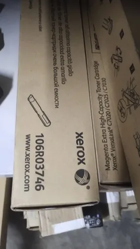 Toner xerox 7020 caixa não está boa tem um kit 260.00 cd peça.