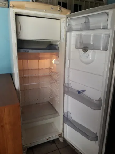 Geladeira consul gela muito com agua na porta