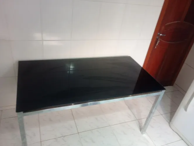 Mesa de vidro sem cadeira!