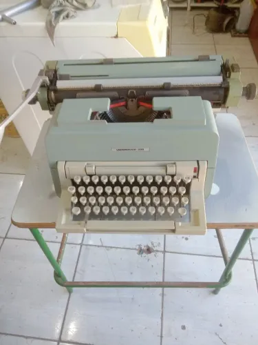 Vendo máquina de escrever