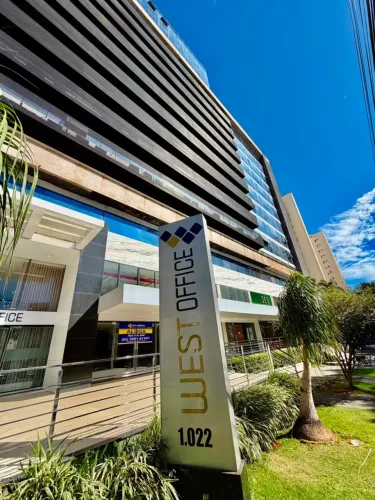 Sala comercial com 45 m2 no Condomínio West Office para locação. A localização do Condomín