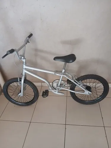Vendo uma bicicleta BMX aro 20 