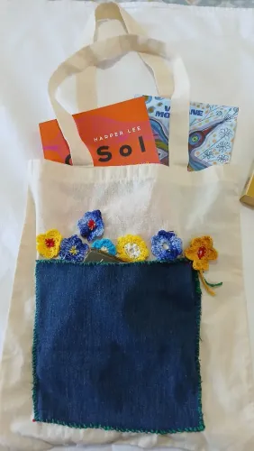 Lindo ecobag para livros e celular. Marca página afetivos feito em crochê manual. Encanto