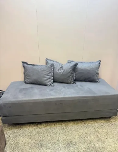 SOFÁ CAMA COM ALMOFADAS