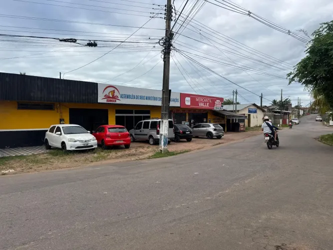 Casa a venda com ponto comercial, dois aptos no terreno