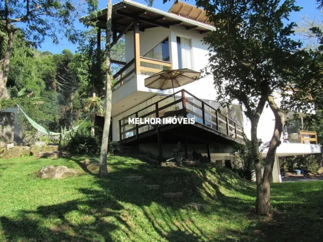 Casa estaleiro sendo 02 Suítes e Varanda em meio a Vegetação e Vista Mar