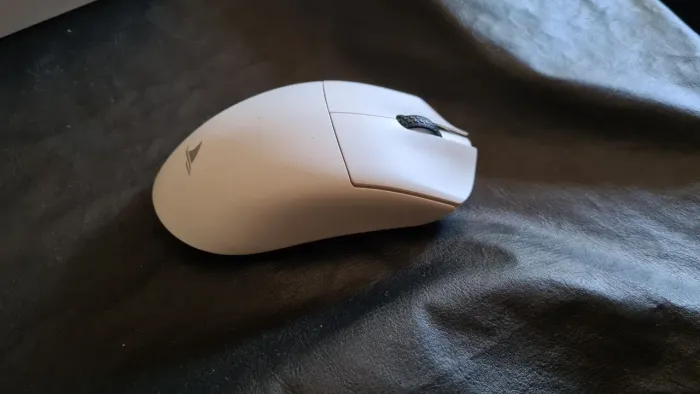 Mouse gamer ultra leve Darmoshark M3 com feets tiger ice v2