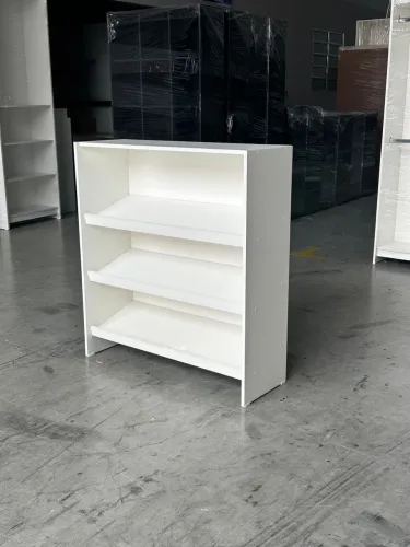 BALCÃO SIMPLES BRANCO COM PRATELEIRAS INCLINADAS 