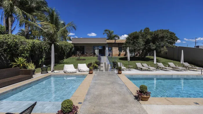 Casa à Venda no Recanto dos Nobres 4 Quartos, Piscina e Campo de Futebol