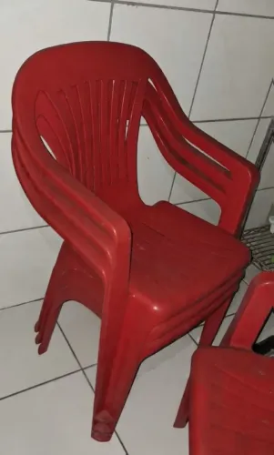 Cadeiras plásticas vermelhas proprias para bar/restaurante, usadas