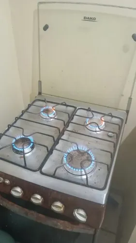 Mesa quadrada. fogão e guarda roupa casal