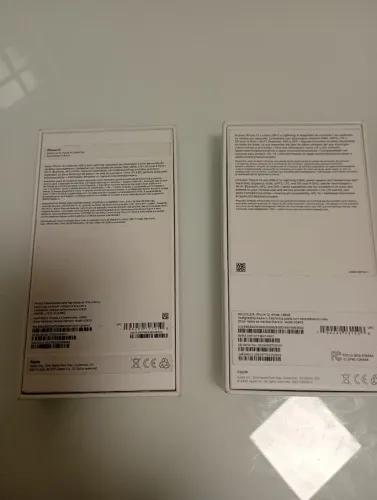 Duas caixa de iPhone 13 12