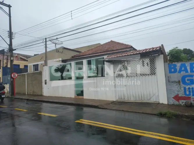 Sala comercial com cozinha e banheiro em rua comercial.