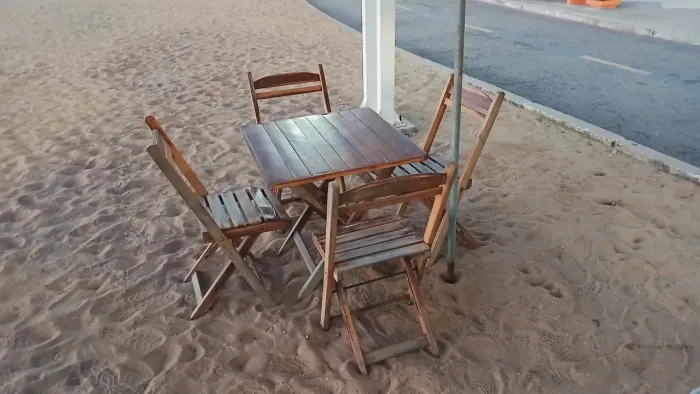 JOGO DE MESA COM 4 CADEIRAS EM MADEIRA
