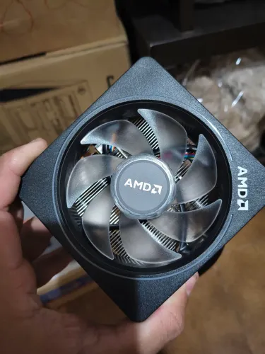 Cooler AMD Wraith Prism RGB.