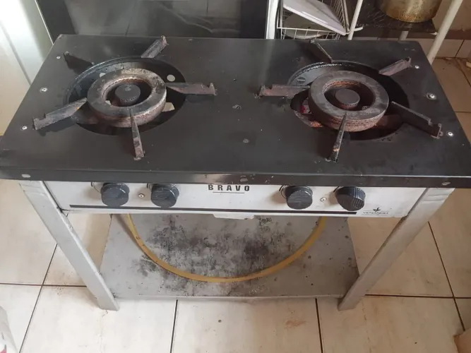 Vendo fogão industrial 2 bocas em boas condições de uso