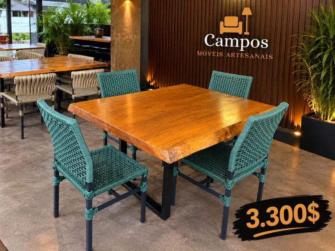 Mesa com tampo de madeira e 4 cadeiras na corda náutica