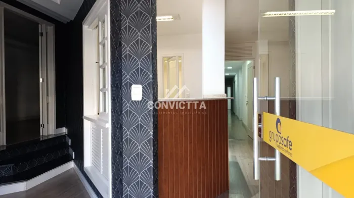 Vendo Sala Comercial térrea com 200 metros privativos.