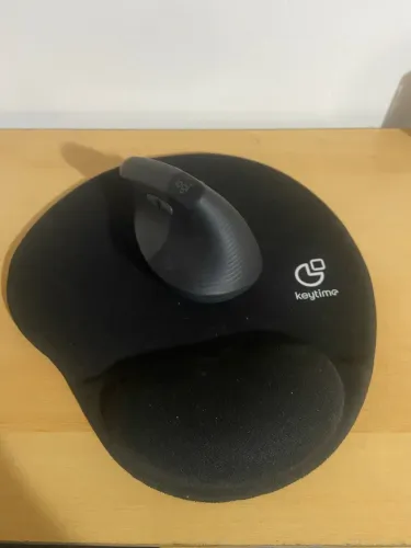 Mouse Logitech Lift Ergonomico + mousepad KeyTime