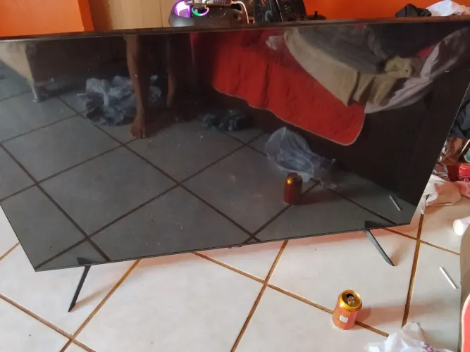 Vendo uma televisão 55 polegadas só pra retirar peças .