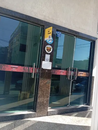 Temos mesa madeira e cadeiras , coifa, ar condi barato, lojao castelo, só 2.833, paga usa 