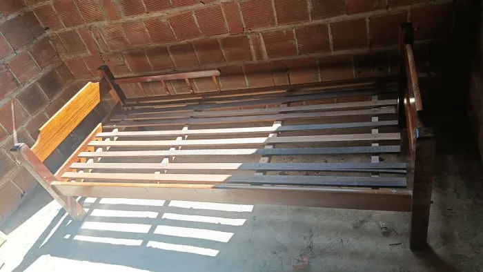 Cama de solteiro vem com colchão 