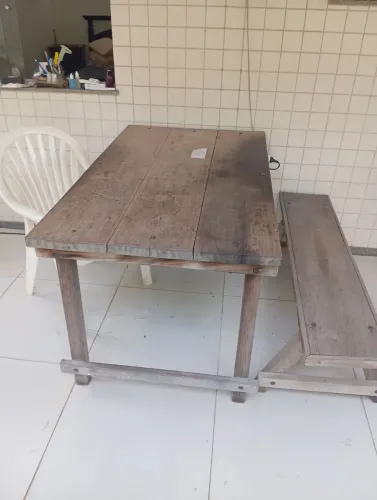 Mesa e banco rustico madeira aparelhada Parajú para área varanda quintal .