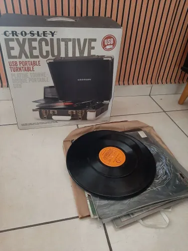 Vitrola maleta retrô Crosley