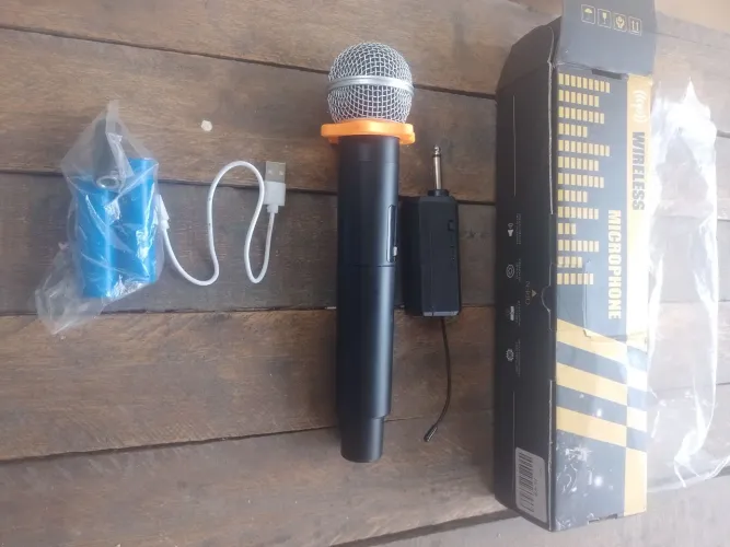Vendo microfone sem fio recarregável, ideal para karaokê, 100 reais em campos 