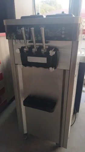 Máquina de Sorvete em Bom Estado de Conservação
