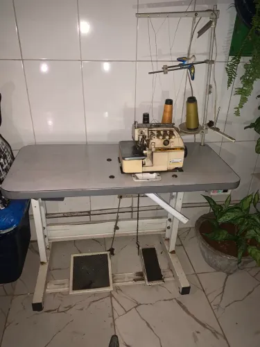 Maquina de costura Orveloque Yamata