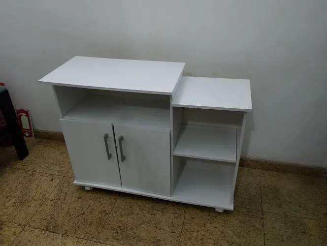 Armário multiuso com rodinhas