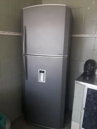 Geladeira bosch gelando em cima