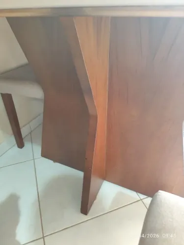 Vendo mesa 4 lugares, de laca off white e vidro pes de madeira (não acompanha cadeira)