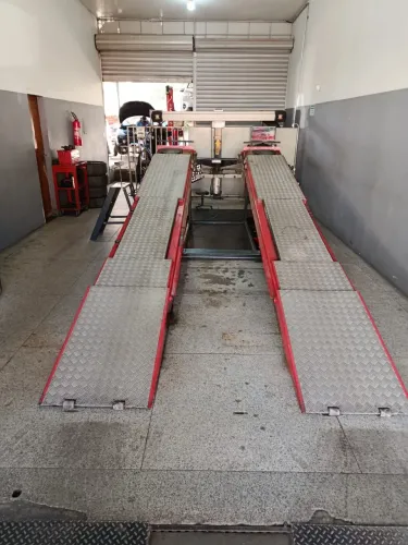 Vendo EXCELENTE rampa de alinhamento automotivo.